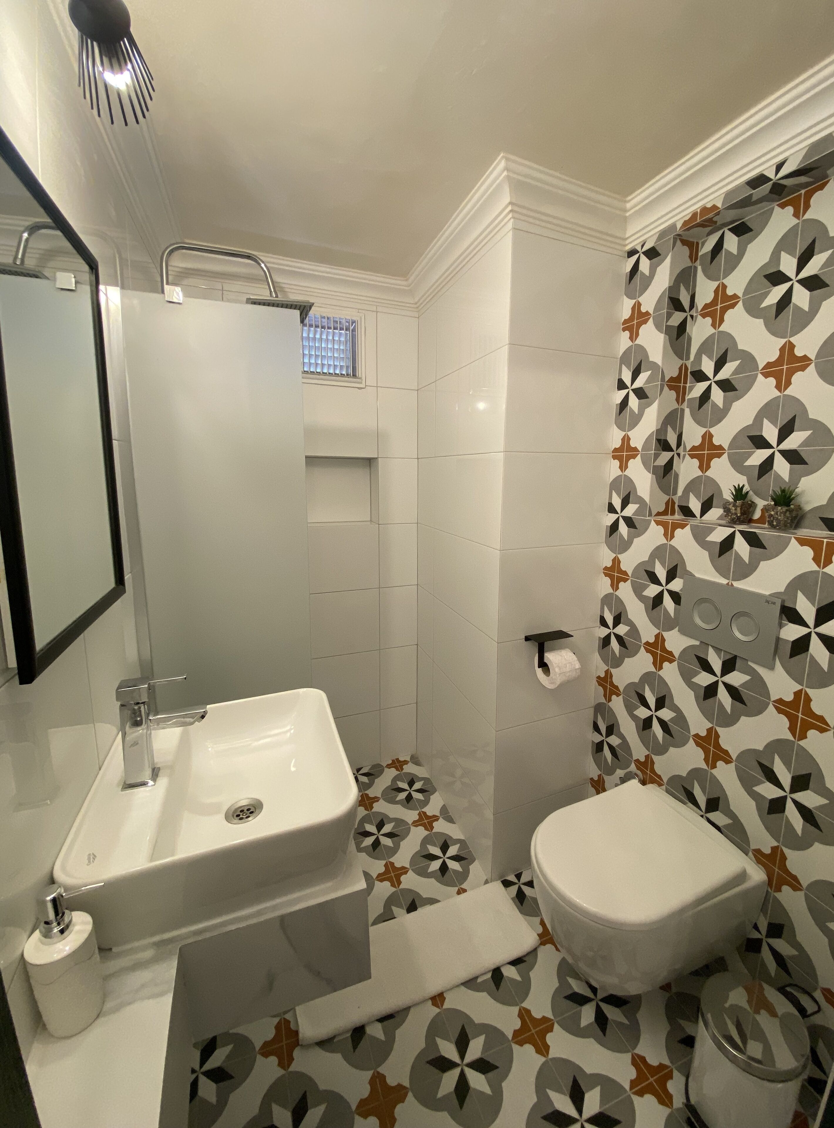 superior room, fireplace | bathroom | shower, free toiletries, hair dryer, slippers