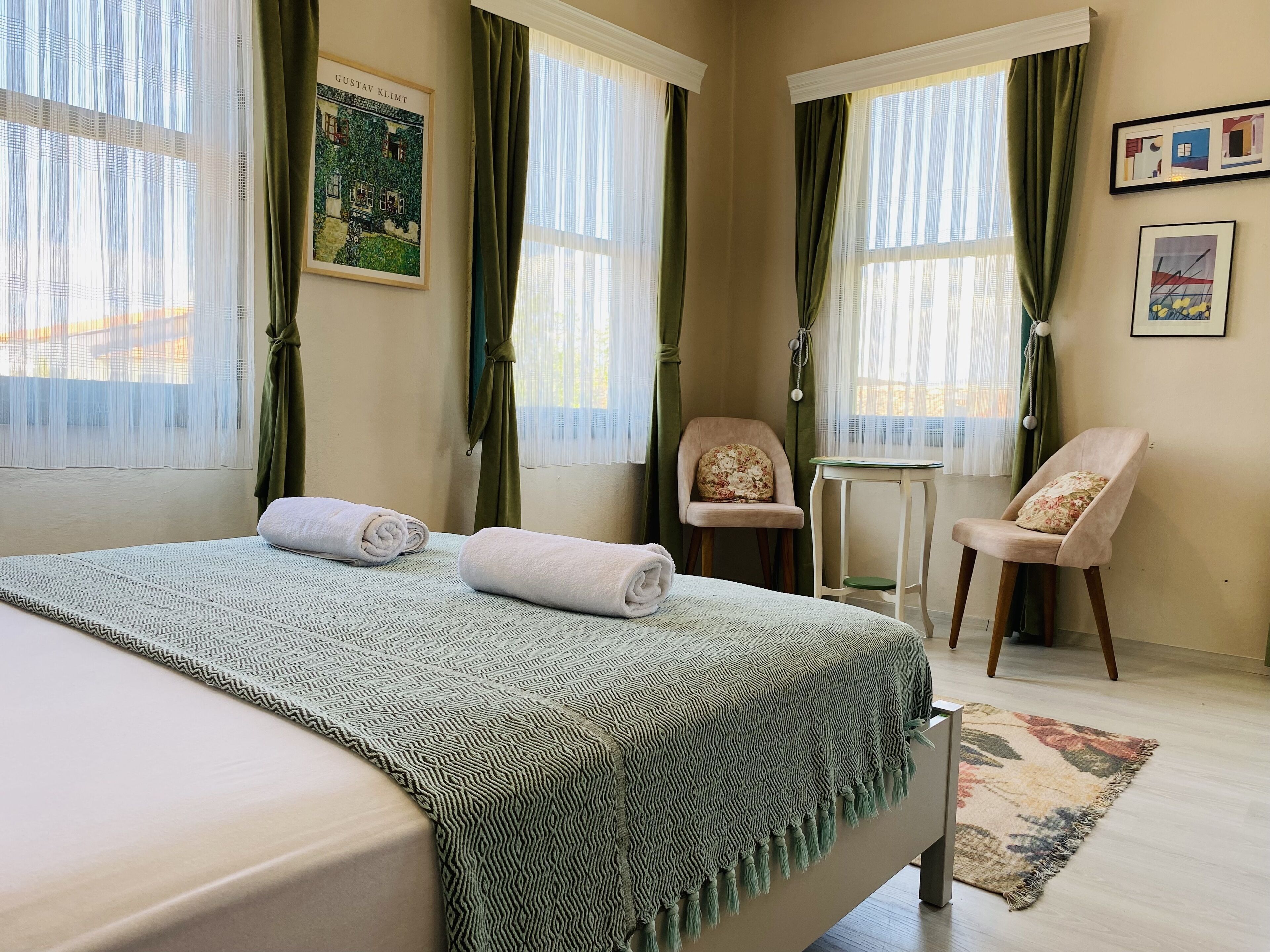 Roupas de cama premium, frigobar, cofres nos quartos, Wi-Fi de cortesia