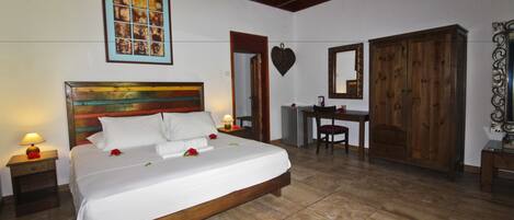 Double Room, 1 King Bed | 1 bedroom, minibar, in-room safe, desk