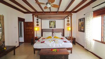 Suite | Minibar, caja de seguridad en la habitación y escritorio