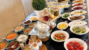 بوفيه فطور مجانًا يوميًا
