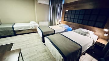 Habitación triple | Minibar, escritorio, tabla de planchar con plancha y wifi gratis
