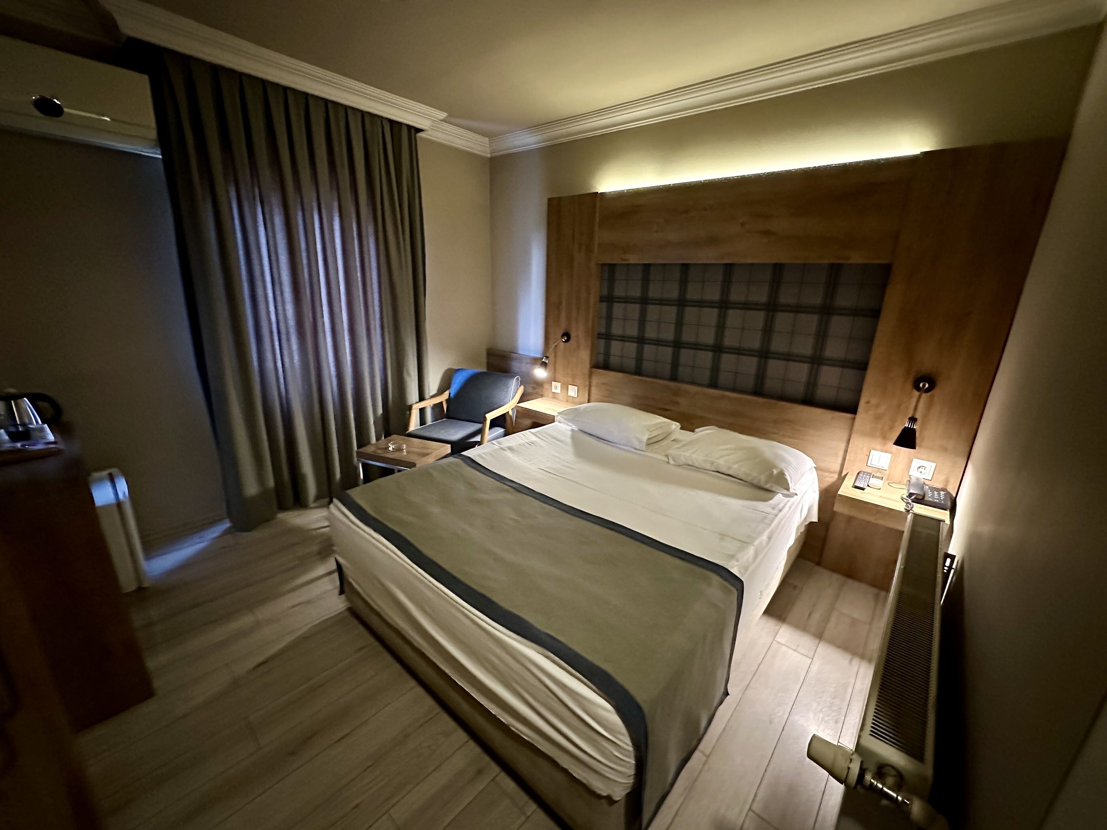 standard double or twin room | minibar, desk, iron/ironing board, free wifi