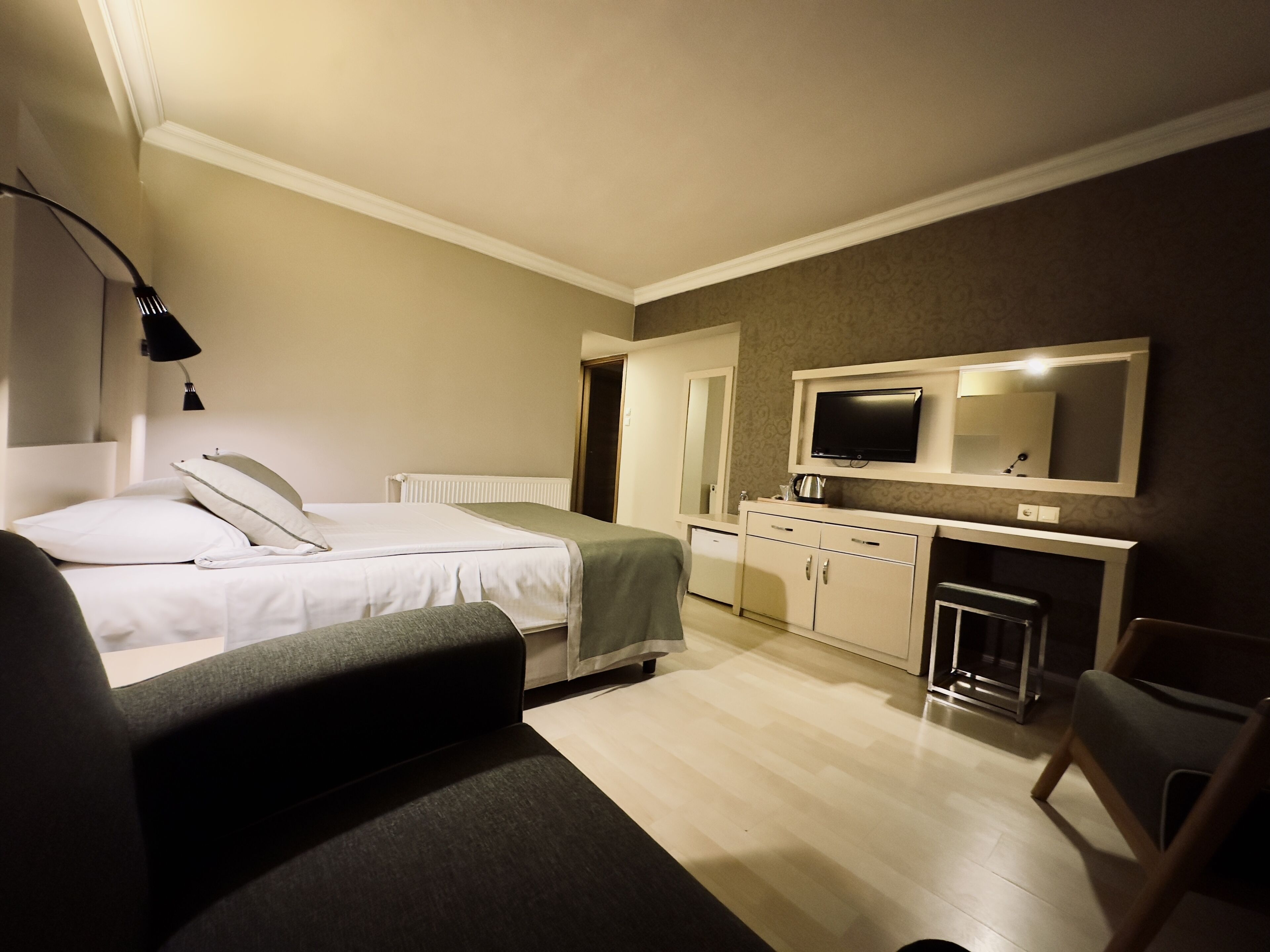 deluxe double room | minibar, desk, iron/ironing board, free wifi