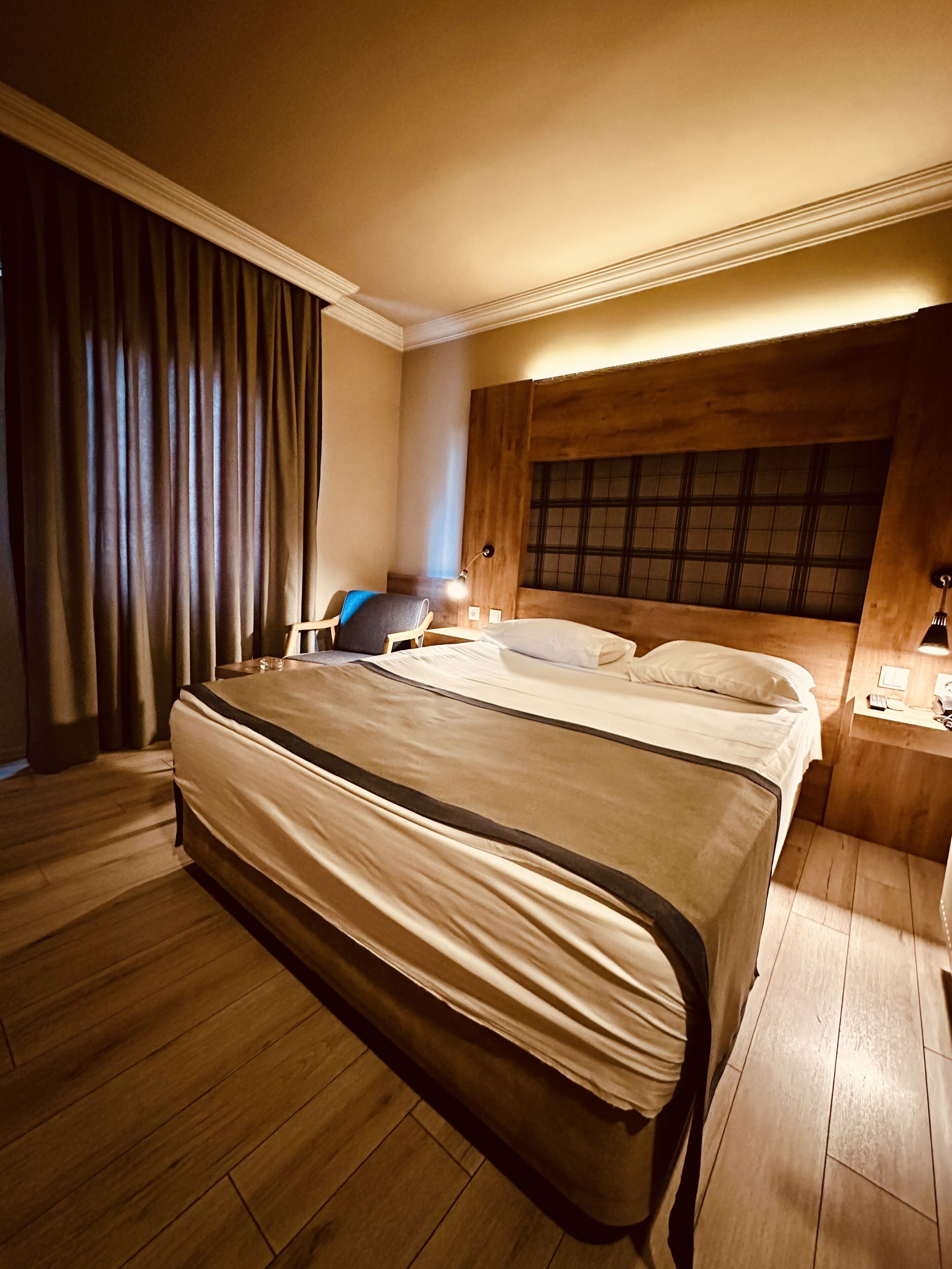 standard double or twin room | minibar, desk, iron/ironing board, free wifi