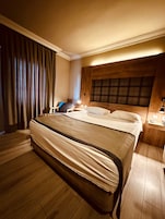 Minibar, escritorio, tabla de planchar con plancha y wifi gratis 