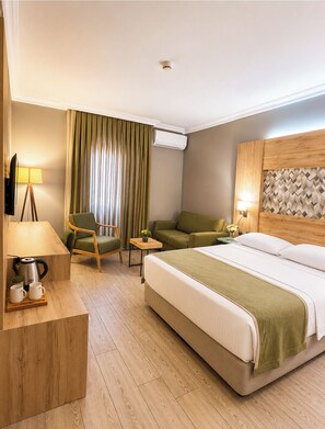 Phòng đôi Deluxe | Minibar, bàn, bàn ủi/dụng cụ ủi quần áo 