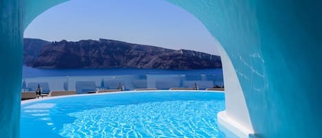 Piscine extérieure, chaises longues