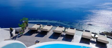 Piscine extérieure, chaises longues