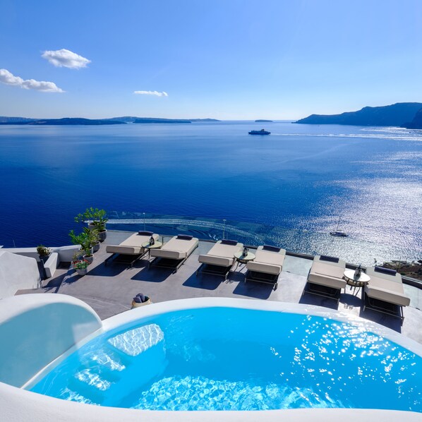 Outdoor pool, pool loungers - Nostos Apartments (Santorini)