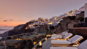 Piscine extérieure, chaises longues