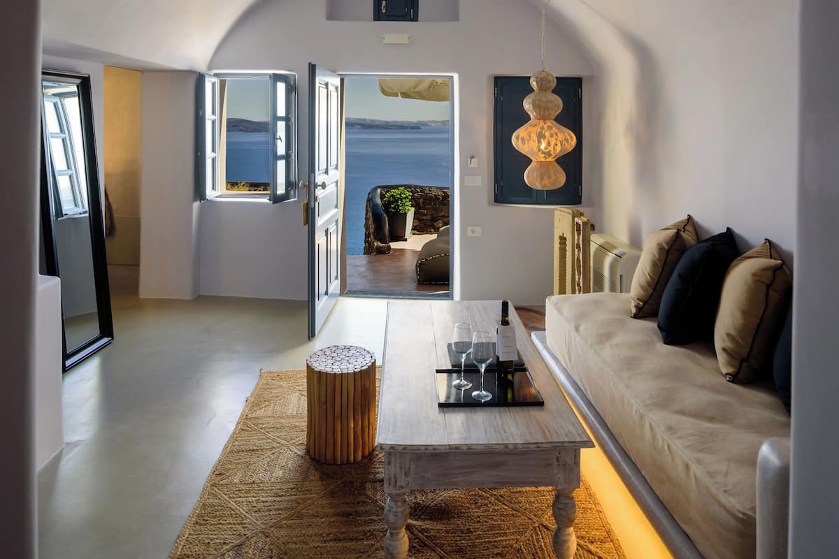 Signature Cave Suite | Living area | Flat-screen TV