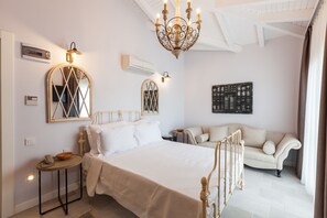 Minibar, caja de seguridad en la habitación y escritorio