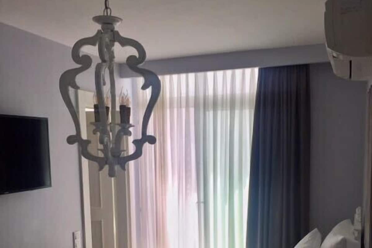 Standard Room (Mercan) | Bar mini, peti besi dalam bilik, meja, kalis bunyi