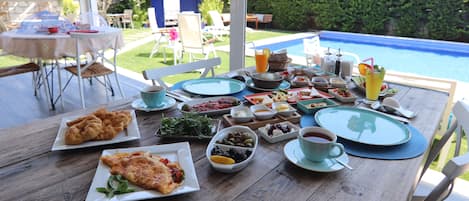 Petit déjeuner complet compris tous les jours