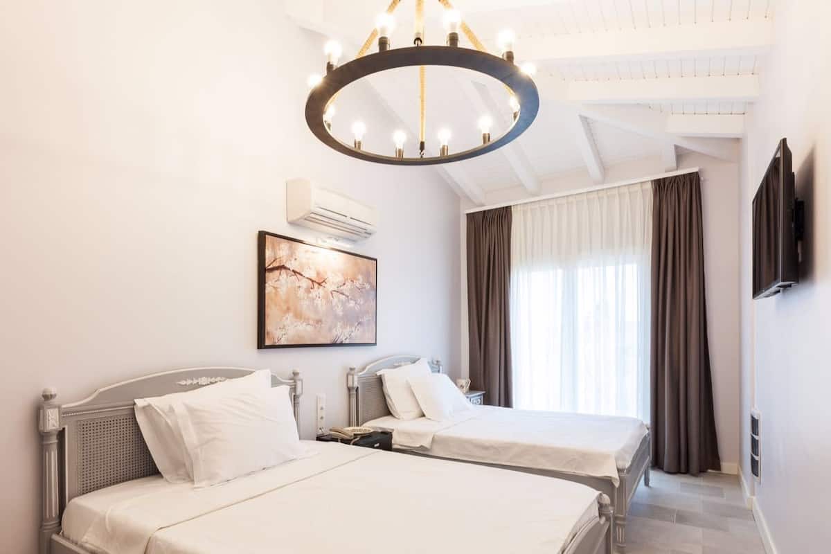 Deluxe Room (Ametis) | Bar mini, peti besi dalam bilik, meja, kalis bunyi