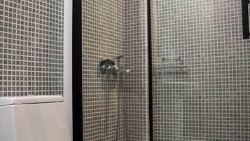 Shower, free toiletries, hair dryer