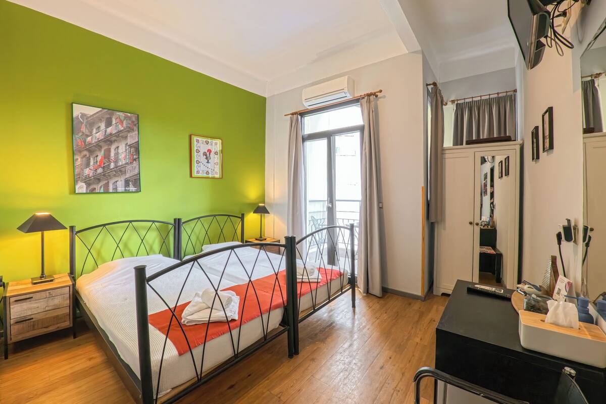 twin room | 1 bedroom, minibar, individually decorated, desk