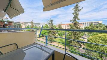 Twin Room | Minibar, individually decorated, desk, blackout drapes