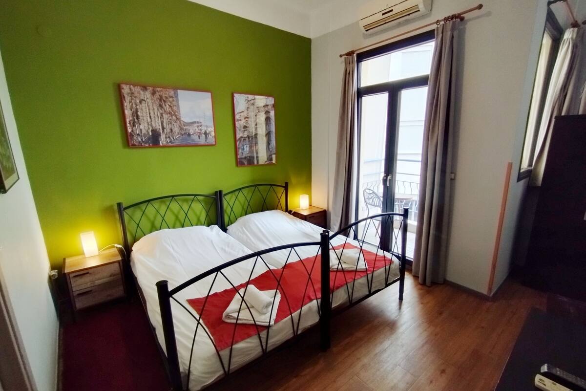 twin room | 1 bedroom, minibar, individually decorated, desk