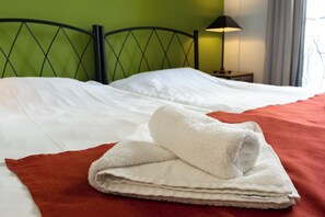 Twin Room | Minibar, individually decorated, desk, blackout drapes - RentRooms Thessaloniki (Thessaloniki)