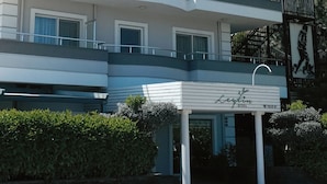 A hotel with a modern design, featuring a balcony and a signboard. - Urla Zeytin Otel (Urla)