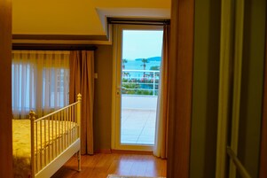 Suíte família, terraço, vista para o mar | Roupas de cama premium, edredons de pluma, frigobar