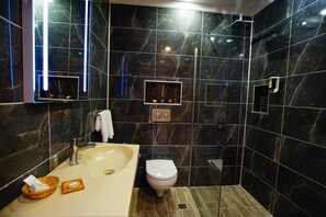 Shower, free toiletries, hair dryer, slippers - Urla Zeytin Otel (Urla)