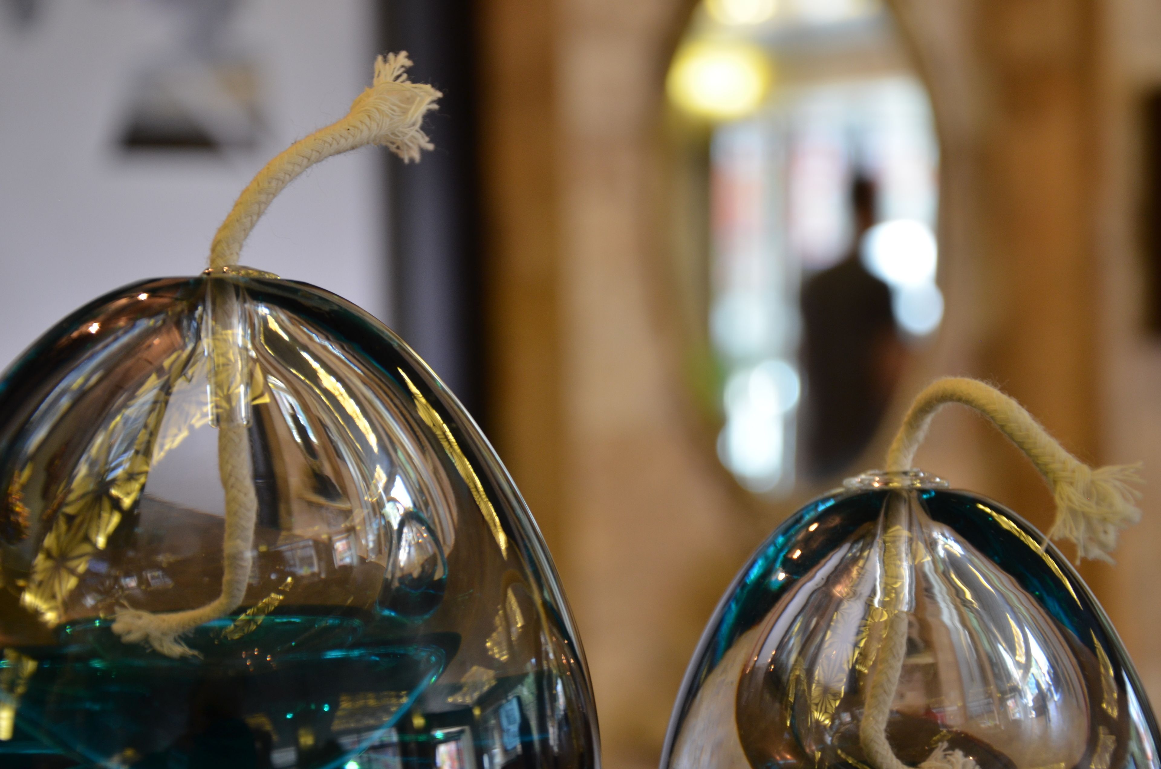Deux décorations en verre, chacune munie d'un cordon.