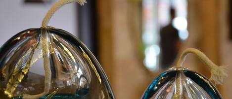 Deux décorations en verre, chacune munie d'un cordon.