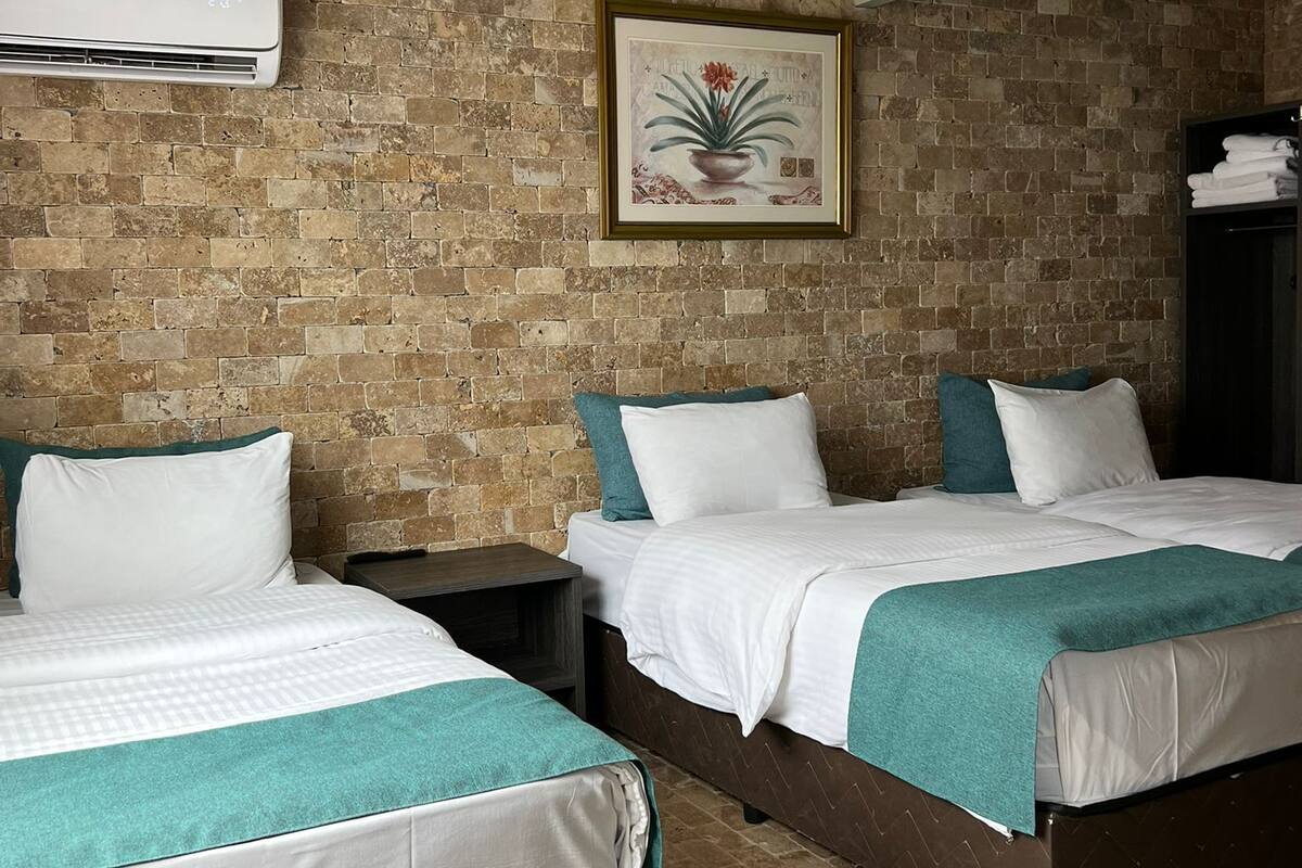 Peralatan tempat tidur premium, bar mini, peti besi dalam bilik, meja 
