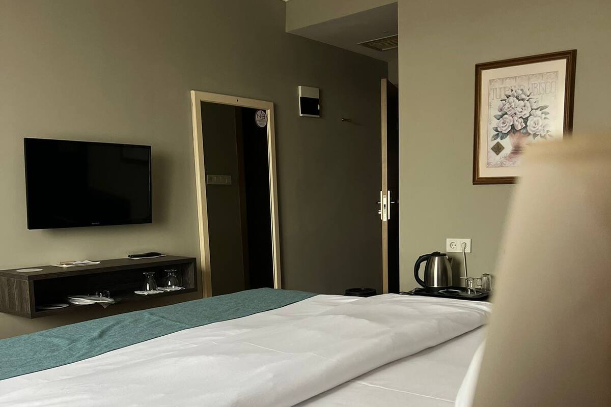 Peralatan tempat tidur premium, bar mini, peti besi dalam bilik, meja 