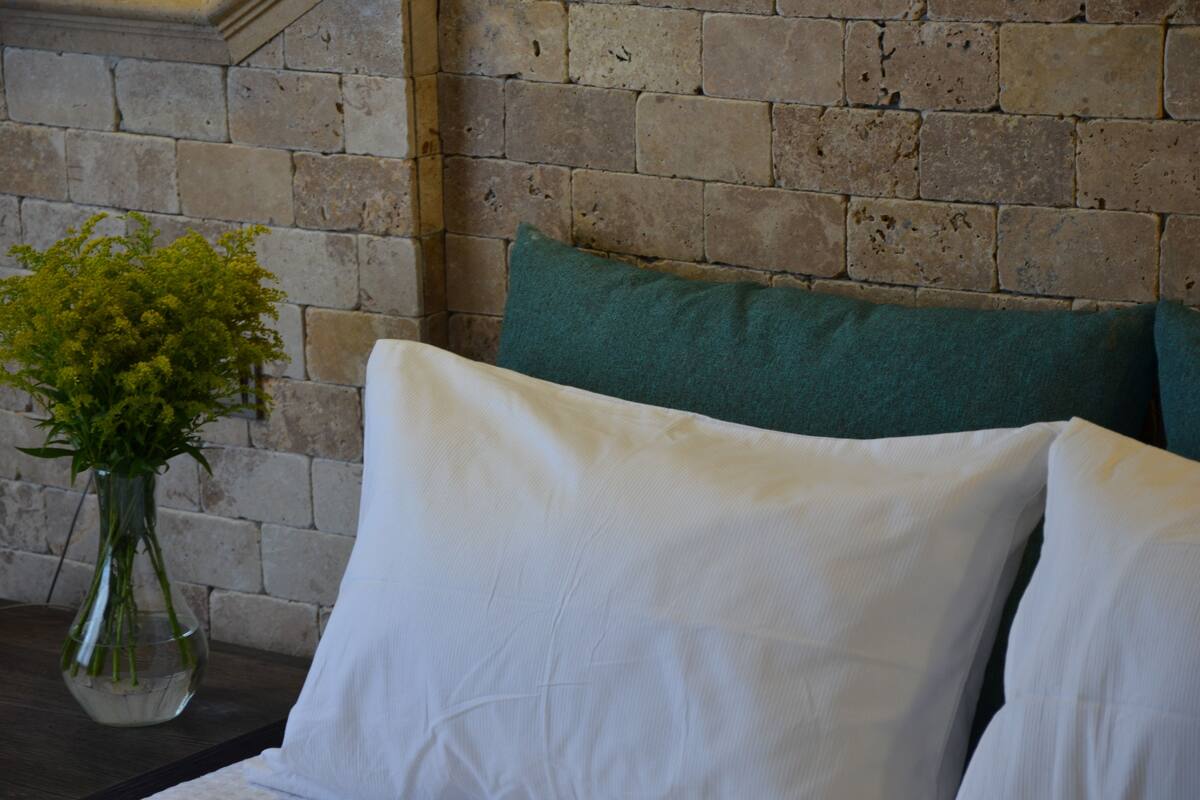 Peralatan tempat tidur premium, bar mini, peti besi dalam bilik, meja 
