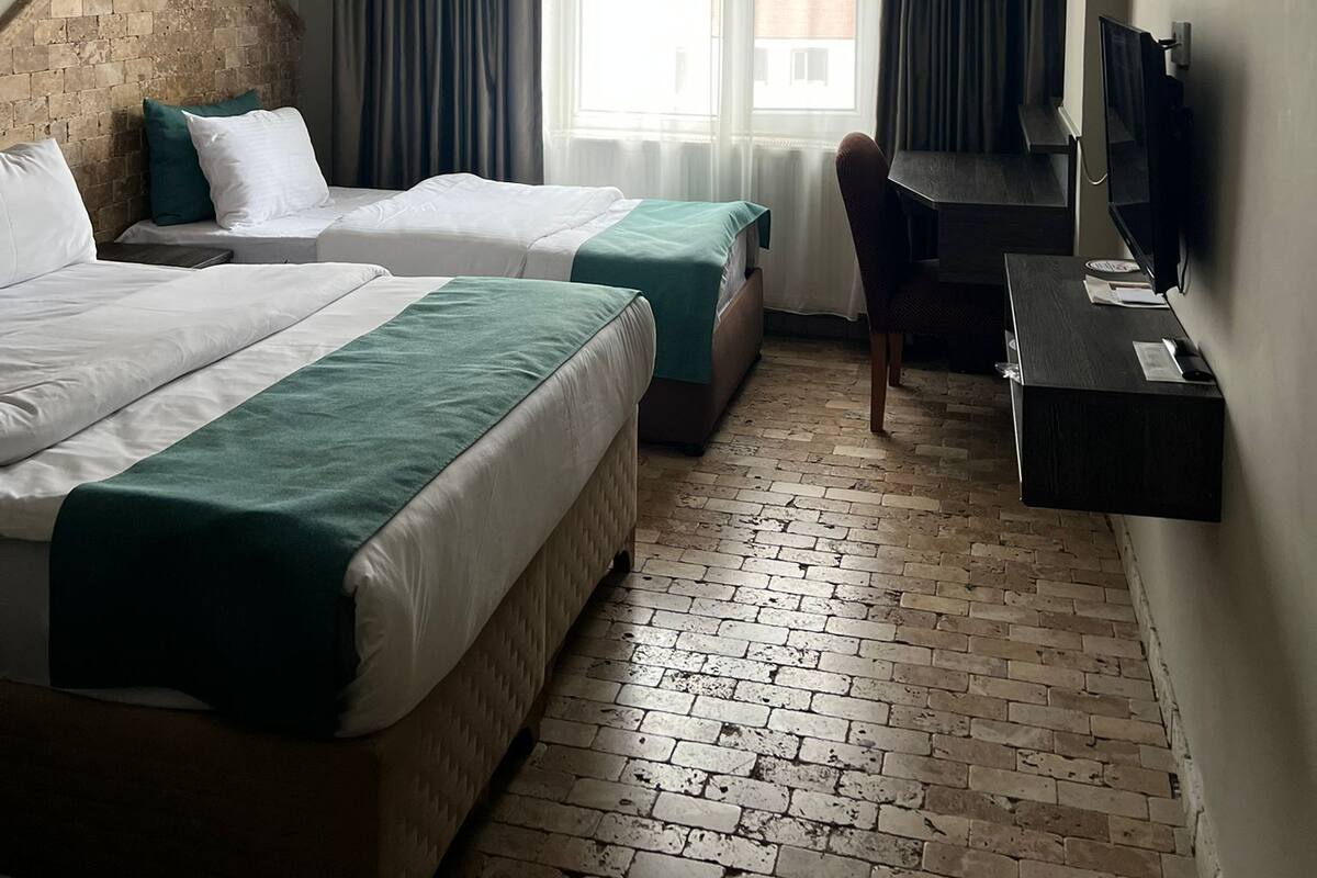 Peralatan tempat tidur premium, bar mini, peti besi dalam bilik, meja 