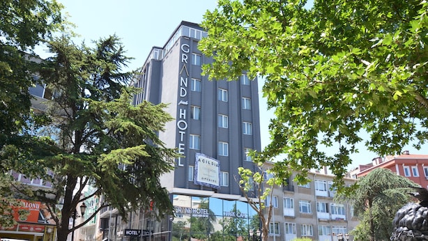 Un hotel de varios pisos con un cartel que indica que es un Grand Hotel.