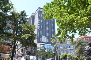 Un hotel de varios pisos con un cartel que indica que es un Grand Hotel.