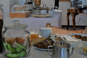 Frukostbuffé varje dag (EUR 9 per person)