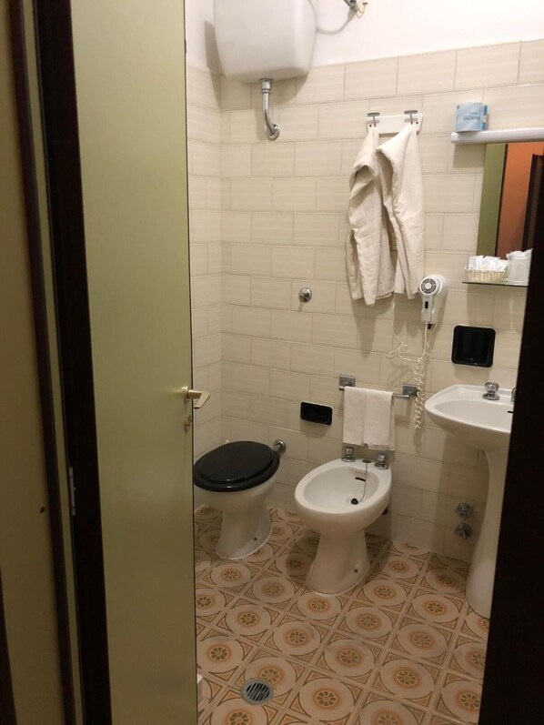 A bathroom with a toilet, bidet, and sink. - Hotel Peschici (Peschici)