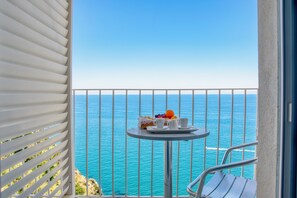 Habitació doble estàndard, vistes al mar (frontale) | Minibar, caixa forta a l'habitació, escriptori i wifi gratuïta 