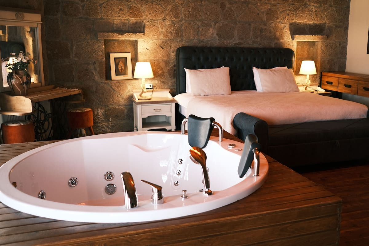 Honeymoon Room | 1 bedroom, premium bedding, minibar, in-room safe