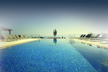 Una piscina al aire libre de temporada, camas de piscina gratis
