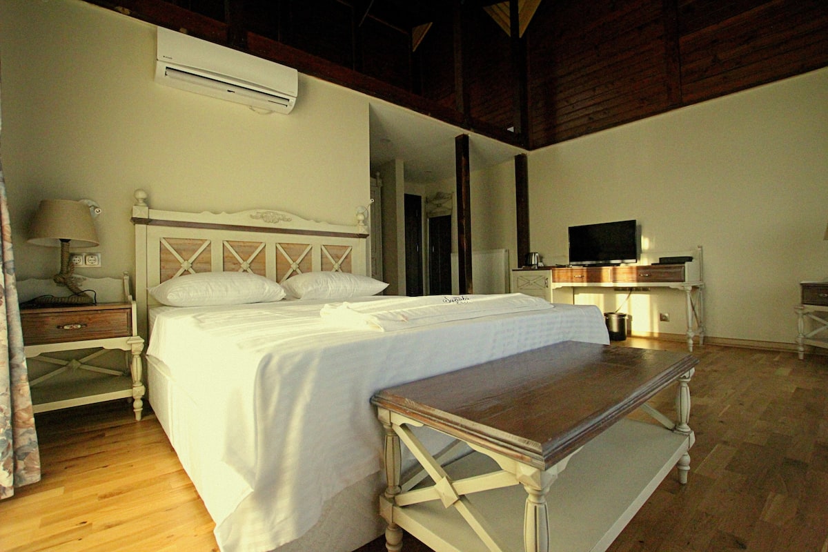 Junior Suite, Garden View | 1 bedroom, premium bedding, minibar, in-room safe