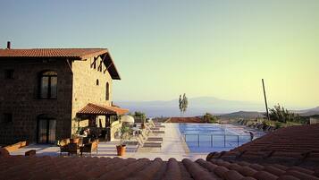 Seasonal outdoor pool, free cabanas, sun loungers