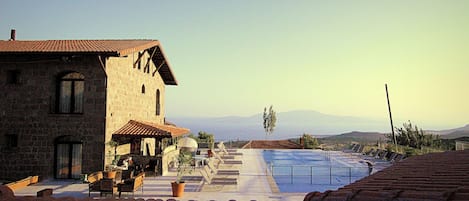 Seasonal outdoor pool, free cabanas, sun loungers