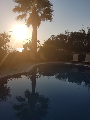 Seasonal outdoor pool, pool umbrellas, pool loungers - Synosse Hotel Turgutreis (Bodrum)