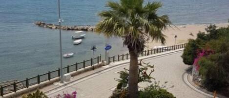 Sesongbasert utendørsbasseng, bassengparasoller og solsenger