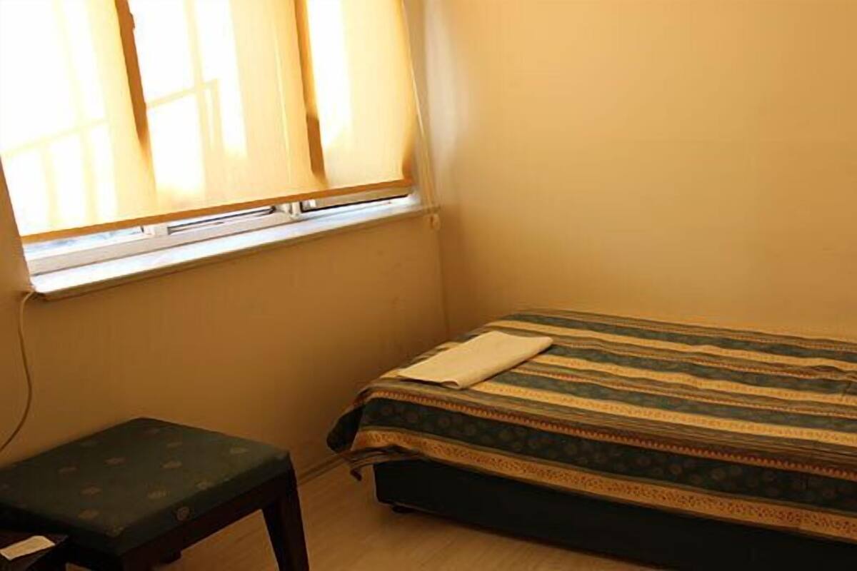 Quarto solteiro, banheiro compartilhado | Wi-Fi de cortesia, roupa de cama