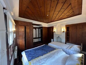 Ottoman Family Room | Egyptian cotton sheets, premium bedding, desk, iron/ironing board - Sari Konak Otel (Safranbolu)