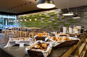 每日供应自助式早餐（每人 EUR 12）