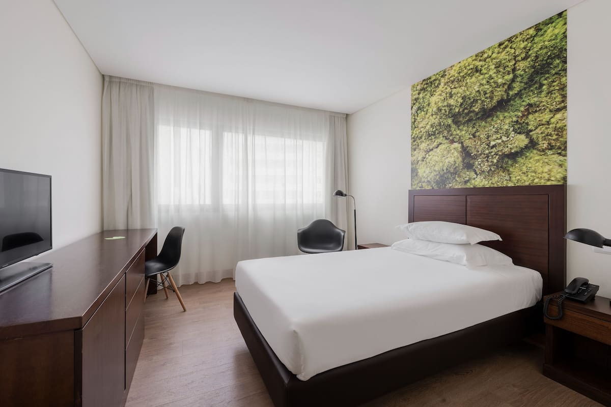 Single Room | 1 bedroom, in-room safe, individually decorated, desk